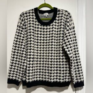 NWOT Women’s Cyrus Black & White Shaggy Fuzzy Houndstooth Crew Neck Sweater. Lg
